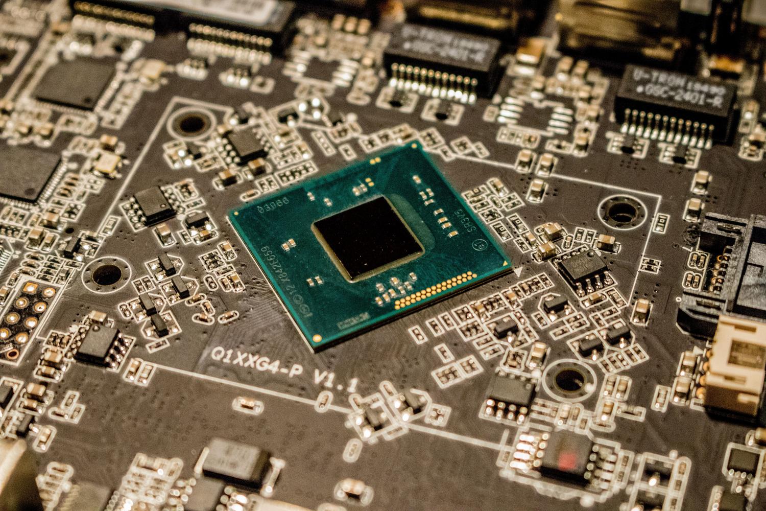 Primer plano de un microchip sobre una placa de circuito impreso, representando el SoC MediaTek MT6582.