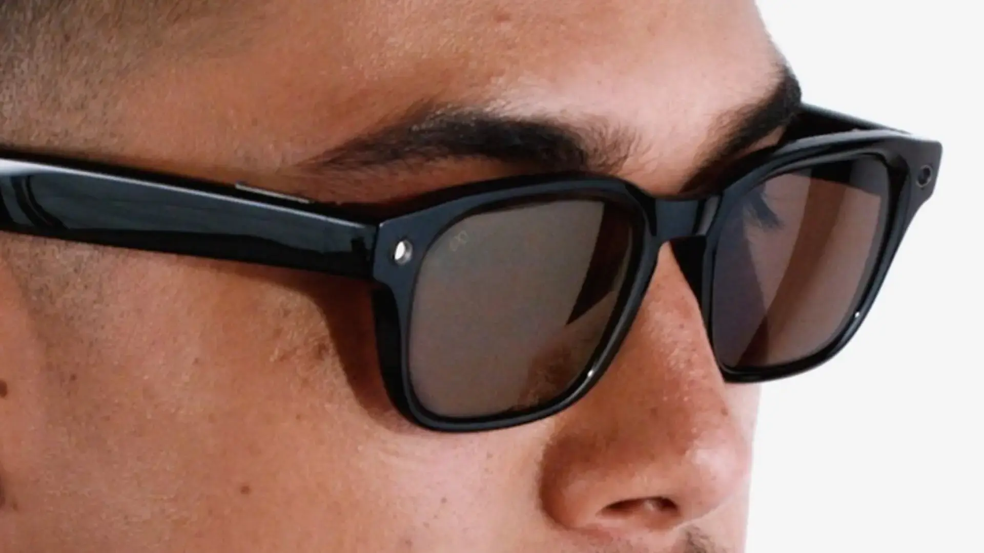 Detalle del interruptor físico en gafas Meta