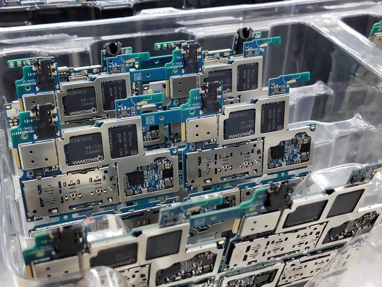 Placas base de smartphones con procesadores móviles instalados, ilustrando la arquitectura de un SoC.