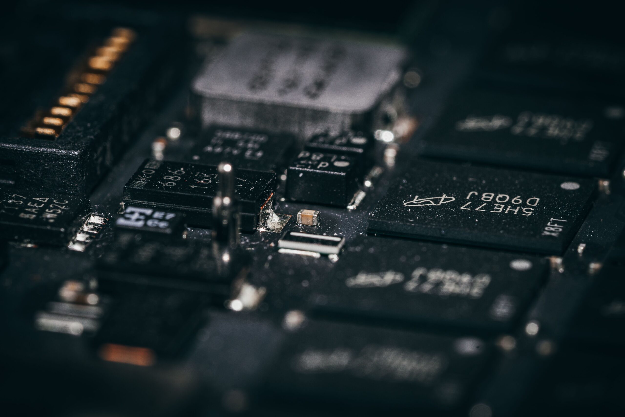 Macro detallada de un circuito integrado y microchips, representando el núcleo gráfico Qualcomm Adreno 610