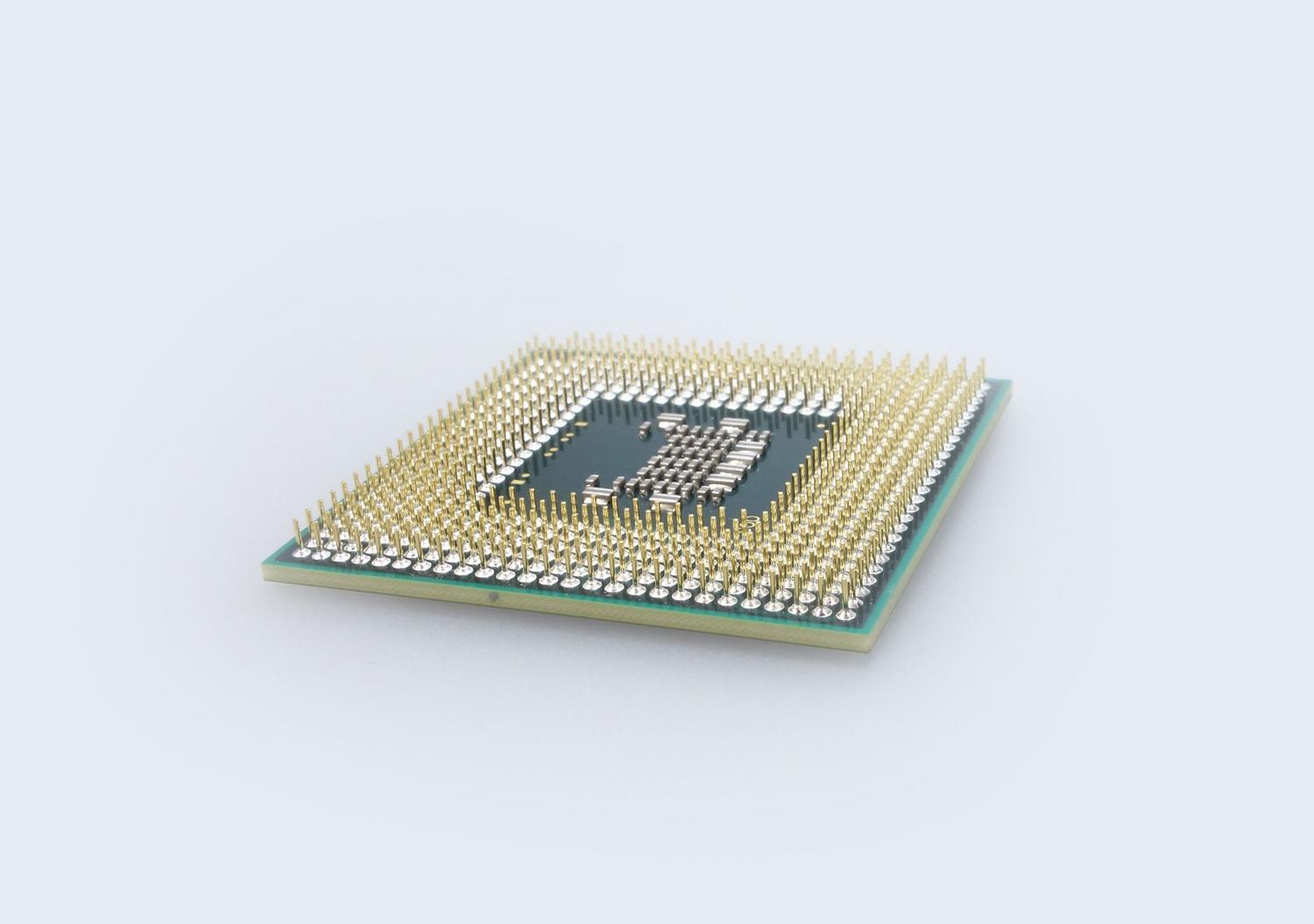 Primer plano de un procesador electrónico, representando el chip Unisoc T606.