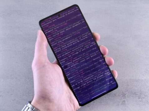 يعرض الهاتف الذكي كود XML لتطوير تطبيقات أندرويد على الشاشة